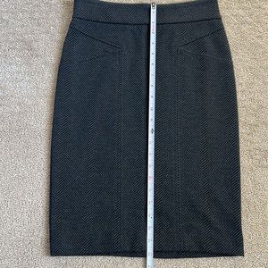 BCBGMaxAzria soft herringbone/chevron pattern grey skirt size XS
